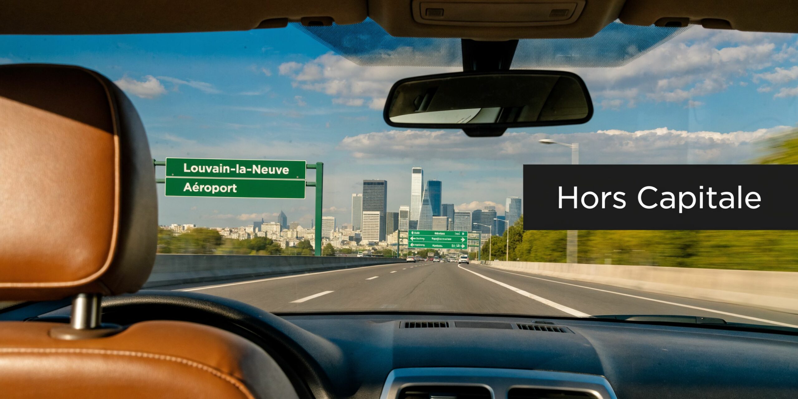 Vue depuis l'intérieur d'une voiture sur une autoroute se dirigeant vers la ville de Louvain-la-Neuve