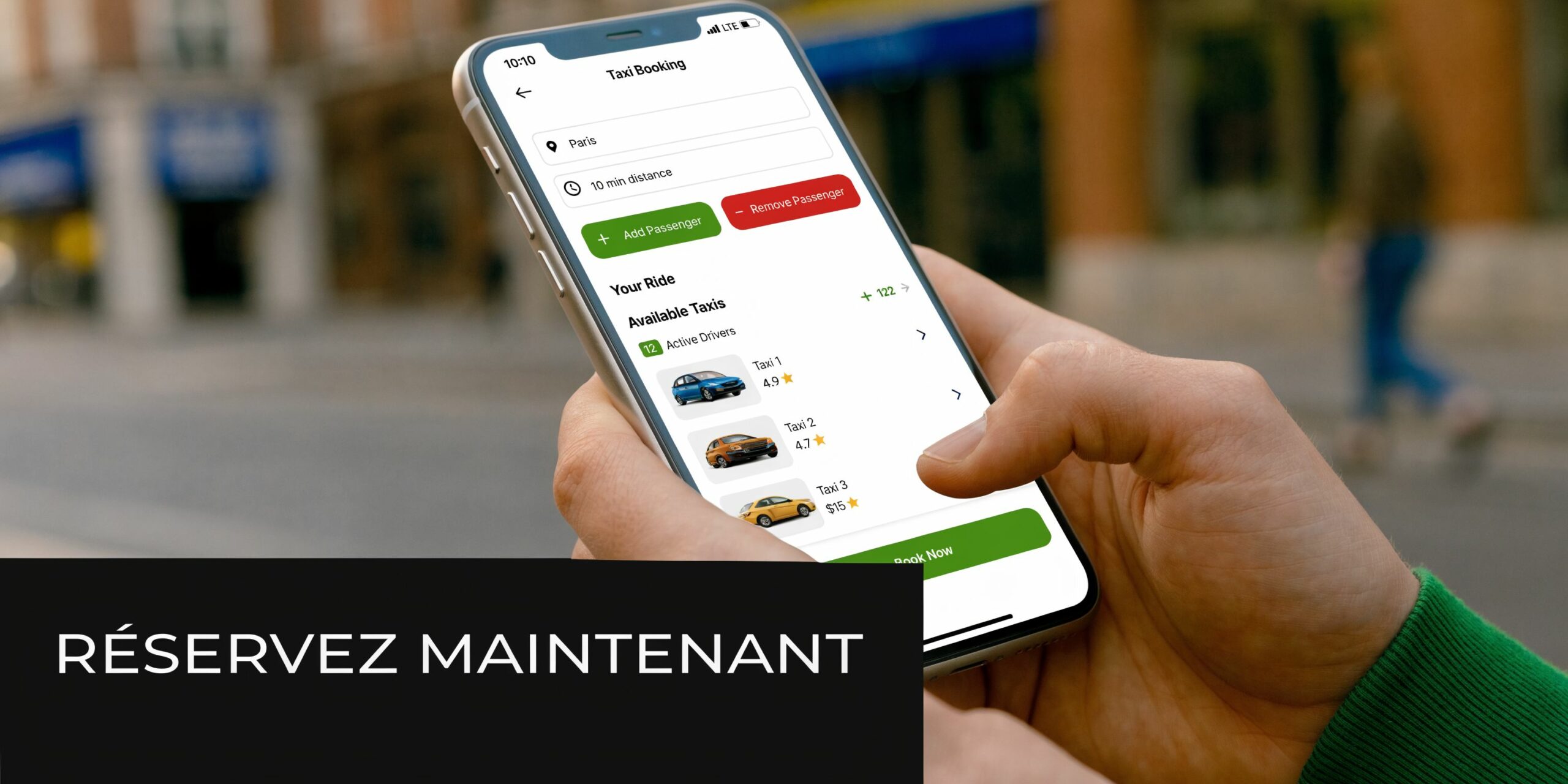 Une main tenant un smartphone affichant une application de réservation de taxi pour des trajets urbains pratiques.
