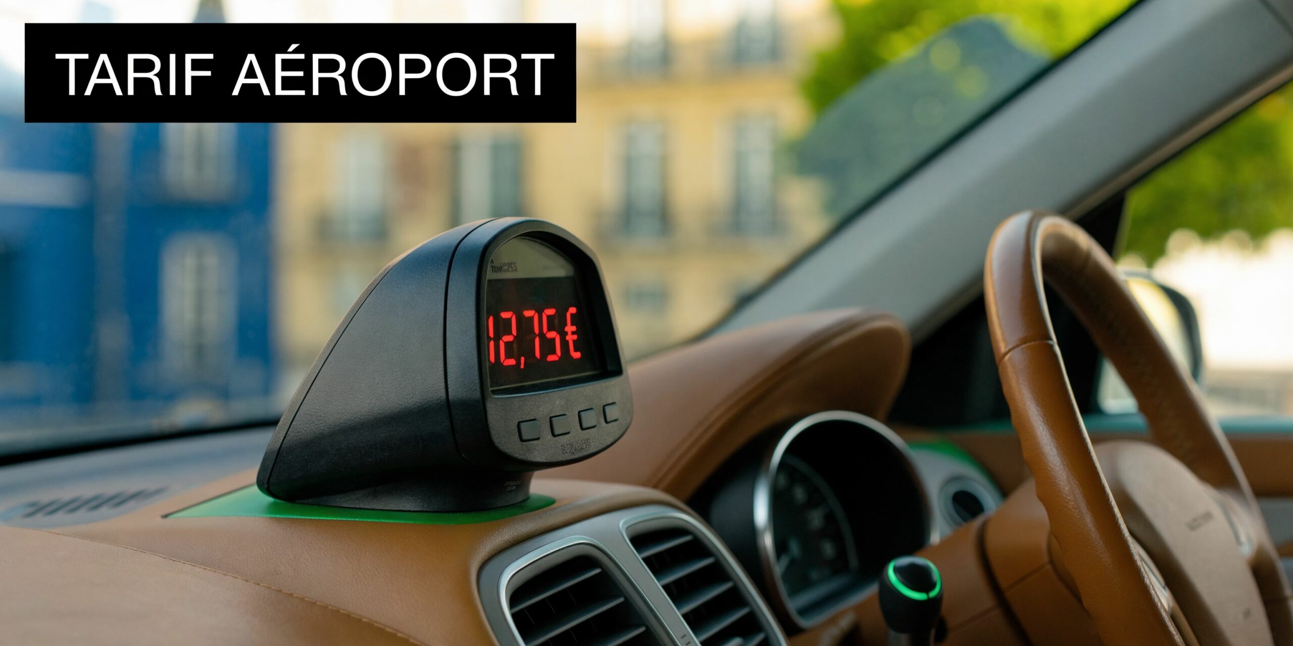 Un compteur de taxi numérique affichant un tarif aéroport sur le tableau de bord d'une voiture