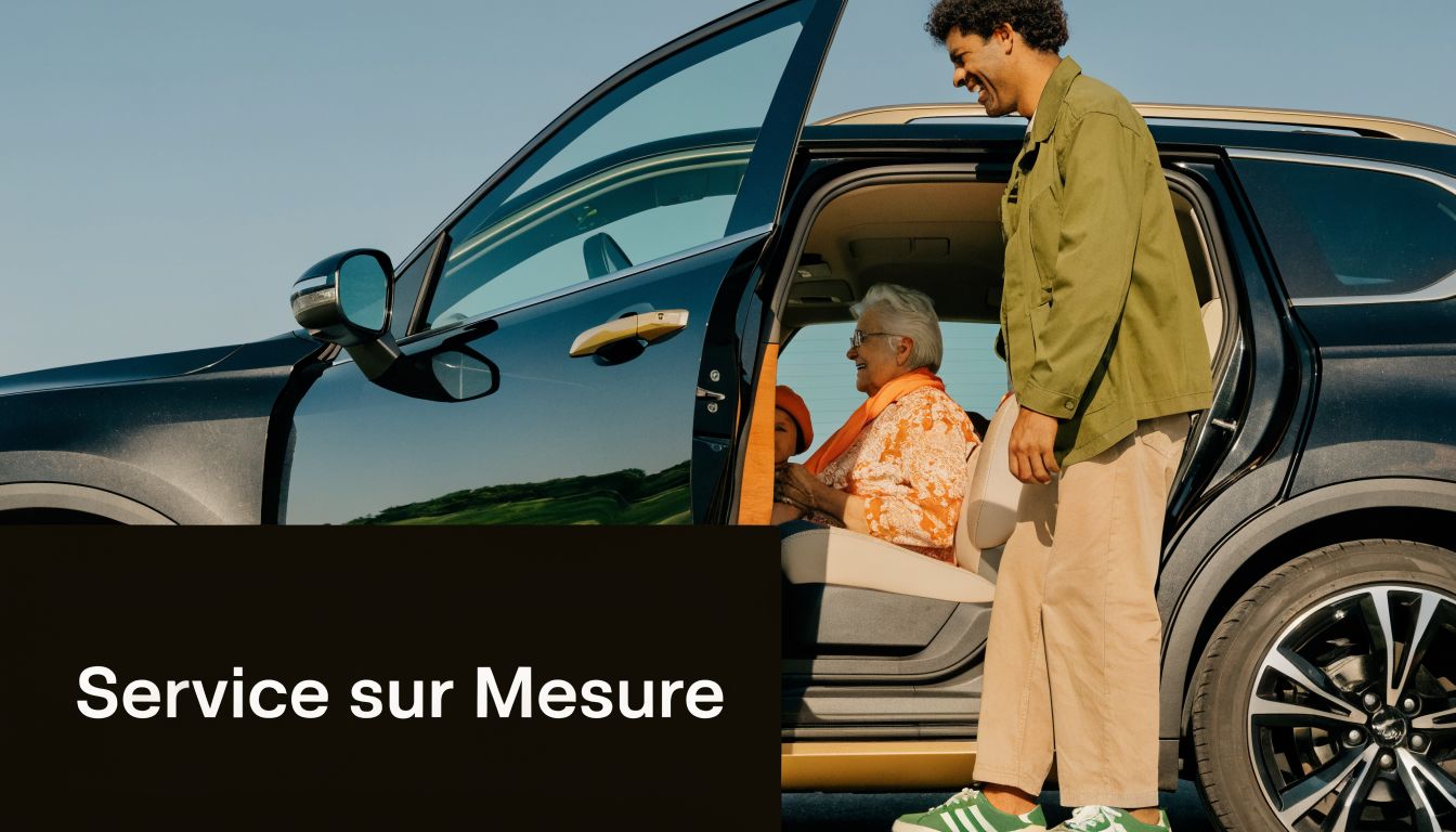 Un jeune homme aide une femme âgée et un enfant à monter dans une voiture moderne.